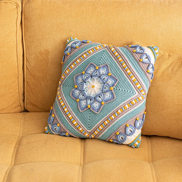 Haakpatroon flowerful kussen — gemaakt met Yarn and Colors Binnenkussen Rechthoekig