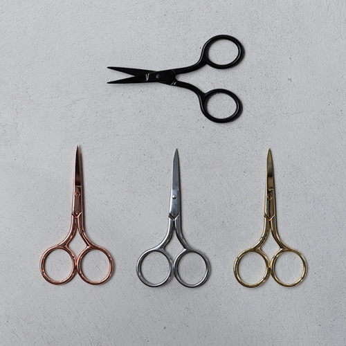 Essential scissor — gemaakt met Yarn and Colors Essentiele Schaar Silver