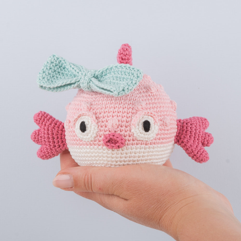 Freckles the puffer fish — gemaakt met Yarn and Colors Freckles the Puffer Fish Haakpakket