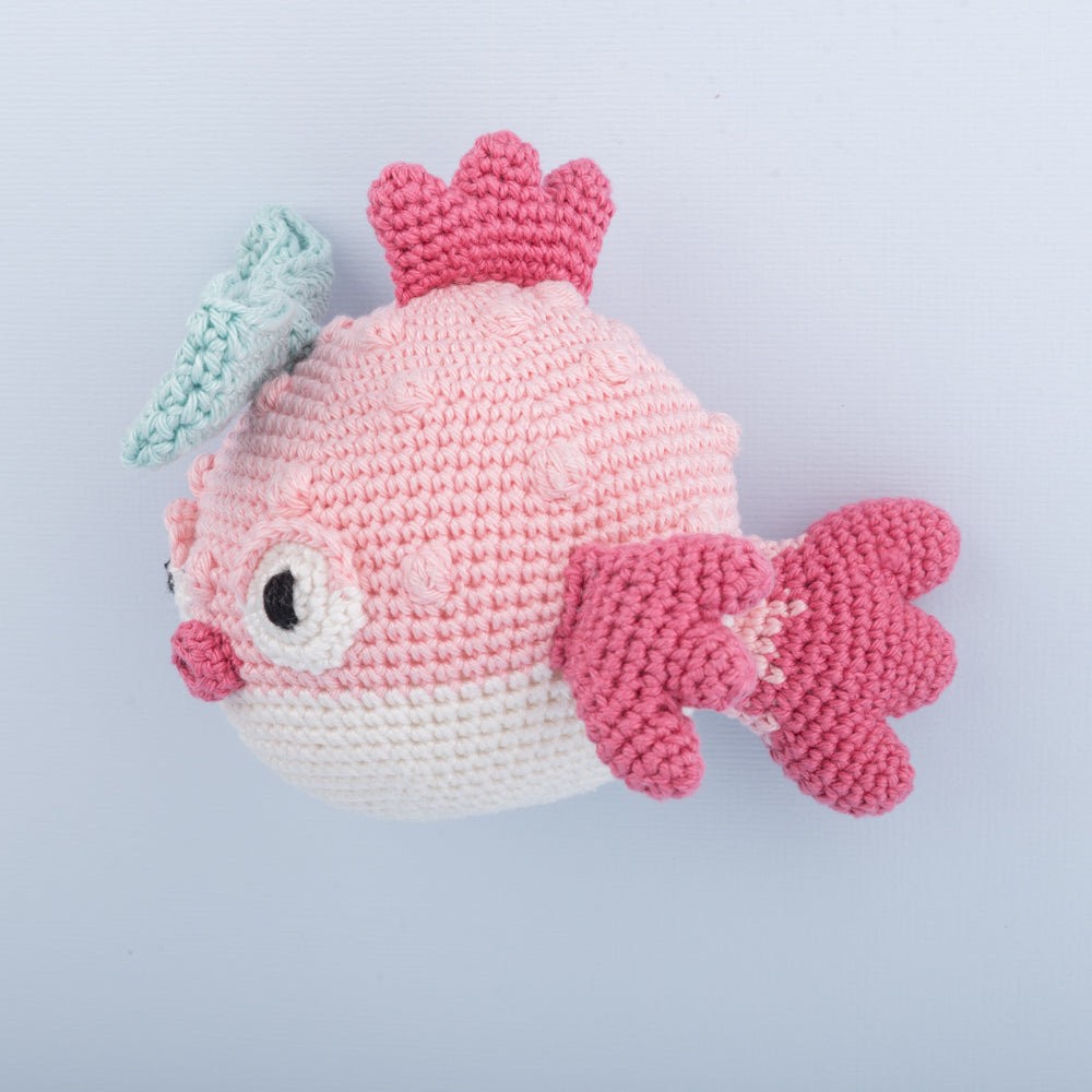 Freckles the puffer fish — gemaakt met Yarn and Colors Freckles the Puffer Fish Haakpakket (3)
