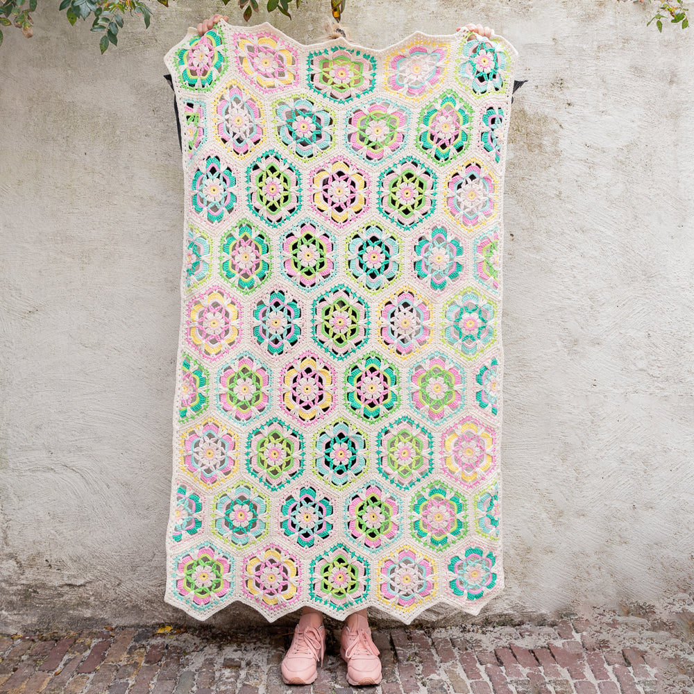 Garden party blanket — gemaakt met Yarn and Colors Garden Party Blanket Haakpakket