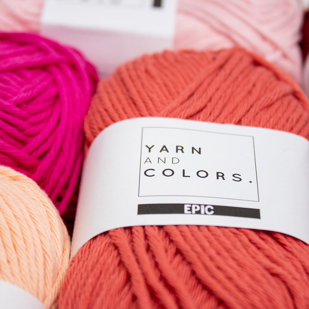 Sfeerbeeld met Yarn and Colors Garden Party Blanket Haakpakket