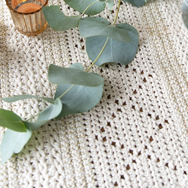 Glamorous table runner — gemaakt met Yarn and Colors Glamorous Table Runner Haakpakket (2)