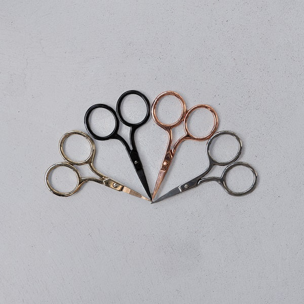 Tiny scissor — gemaakt met Yarn and Colors Kleine Schaar Gold