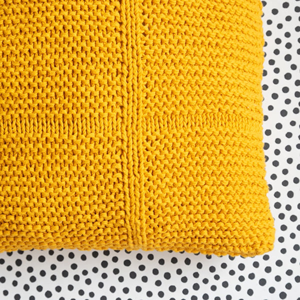 Moss and cross cushion — gemaakt met Yarn and Colors Moss and Cross Kussen Breipakket (2)