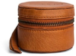 MUUD Helsinki. Handgefertigter runder Würfel aus Leder für Bastelzubehör, 5,5 x 7,5 cm