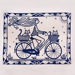 Woman with Cats Cycling Interlocking Häkelpaket AdO Crochet