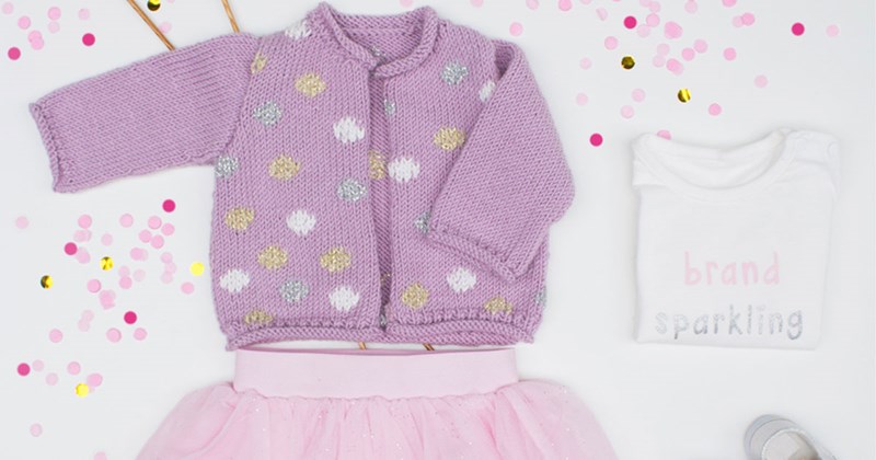 Babyjacke mit Punkten stricken - gratis Anleitung