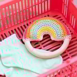 Wollplatz Regenbogen Beißring Häkelpaket