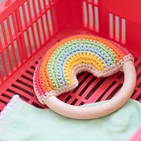 Wollplatz Regenbogen Beißring Häkelpaket 1 Pastel