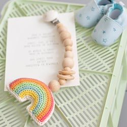 Wollplatz Regenbogen Kinderwagenkette Häkelpaket