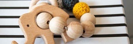 Babyspielzeug häkeln: Beißtier mit umhäkelten Perlen