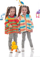 Strickanleitung Stylecraft Wondersoft Merry Go Round DK No. 8969 Mädchen Jacke und Pullover-2
