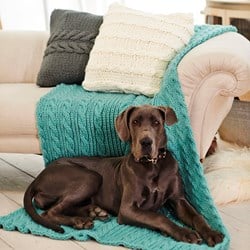 Strickanleitung  Stylecraft Special XL Super Chunky No. 9226 Decke und Kissen mit Zopfmuster