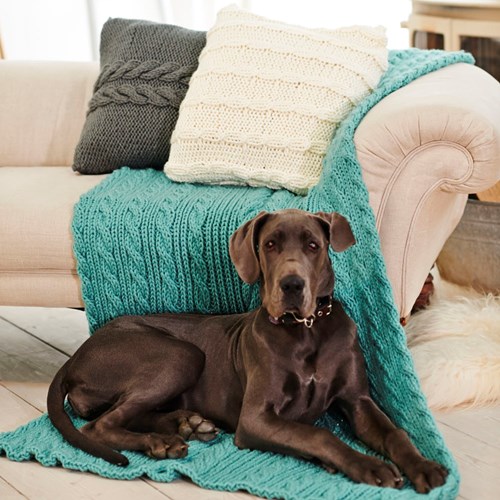Strickanleitung  Stylecraft Special XL Super Chunky No. 9226 Decke und Kissen mit Zopfmuster