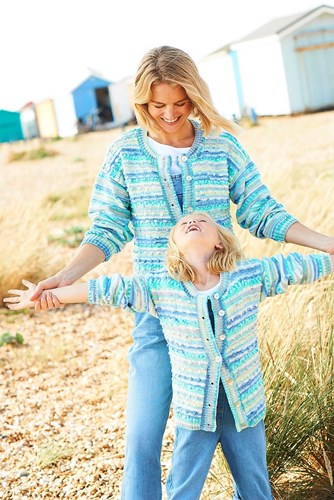 Strickanleitung Stylecraft You & Me DK No. 9825 Pullover und Jacke-2