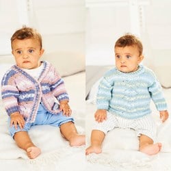 Strickanleitung Stylecraft Bambino Prints DK No. 9843 Babyjacke und Pullover