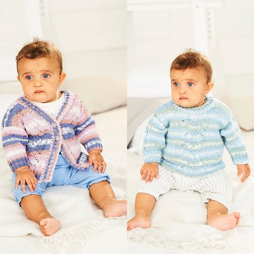 Strickanleitung Stylecraft Bambino Prints DK No. 9843 Babyjacke und Pullover
