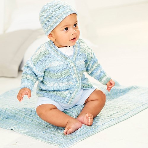 Strickanleitung Stylecraft Bambino Prints DK No. 9845 Babyjacke, Mütze und Decke
