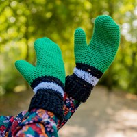 Häkelanleitung Yarn and Colors Black White and Bright Mittens-3