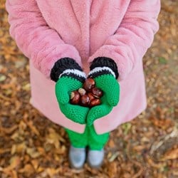 Yarn and Colors Black White and Bright Mittens Häkelpaket