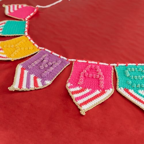 Yarn and Colors Colorful Christmas Bunting Häkelpaket 034 Deep Cerise
