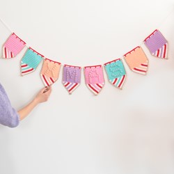 Häkelanleitung Yarn and Colors Colorful Christmas Bunting