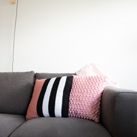 Yarn and Colors Black, White and Bright Comfy Cushion Strickpaket 047 Old Pink