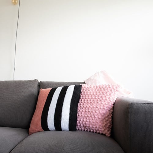 Yarn and Colors Black, White and Bright Comfy Cushion Strickpaket 047 Old Pink