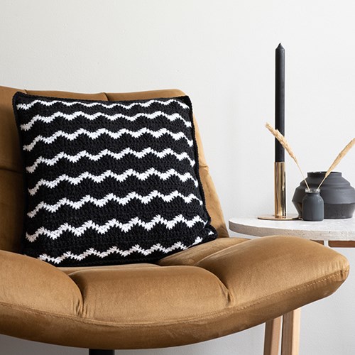 Yarn and Colors Waves Comfy Cushion Häkelpaket White / Black-3