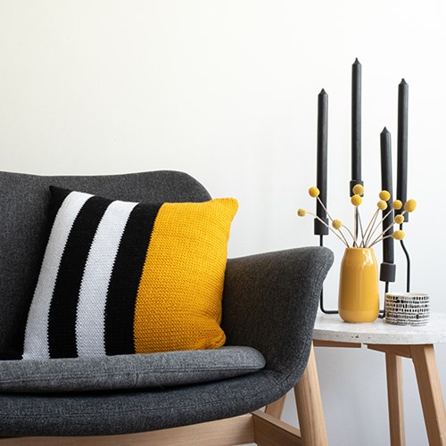 Yarn and Colors Black, White and Bright Comfy Cushion Strickpaket 015 Mustard