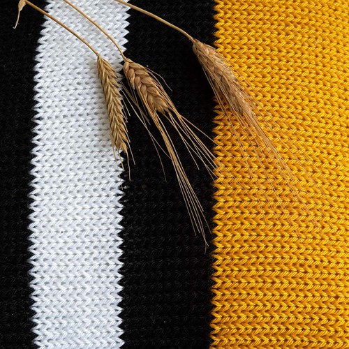 Yarn and Colors Black, White and Bright Comfy Cushion Strickpaket 015 Mustard-2