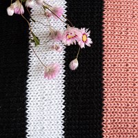 Yarn and Colors Black, White and Bright Comfy Cushion Strickpaket 047 Old Pink-2