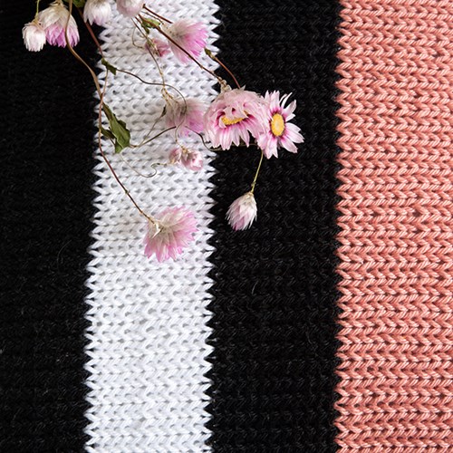 Yarn and Colors Black, White and Bright Comfy Cushion Strickpaket 047 Old Pink-2