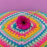 Haakpatroon Yarn and Colors Granny’s Diamond Cushion