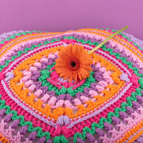 Haakpatroon Yarn and Colors Granny’s Diamond Cushion