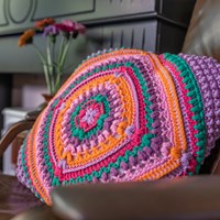 Haakpatroon Yarn and Colors Granny’s Diamond Cushion