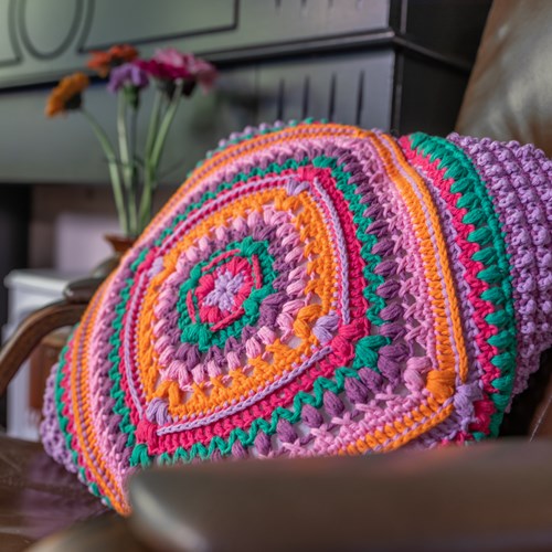 Haakpatroon Yarn and Colors Granny’s Diamond Cushion