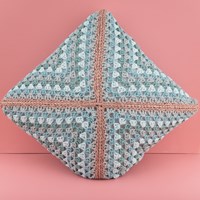 Haakpatroon Yarn and Colors Granny’s Shiny Cushion