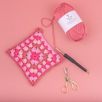 Haakpatroon Yarn and Colors Granny’s Shiny Cushion