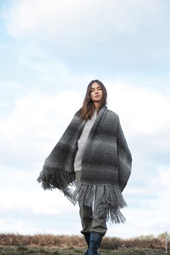 lana grossa lookbook 15 wolplein.nl grijze sjaal