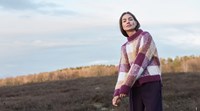 lana grossa lookbook 15 wolplein.nl trui maroon wit en beige