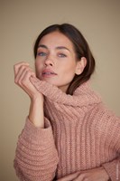 lana grossa lookbook 15 wolplein.nl roze trui dames close up