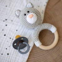 Wollplatz Rasselring mit fester Katze Häkelpaket