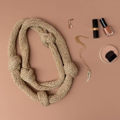 Yarn and Colors Knot a Scarf Strickpaket 1 Limestone