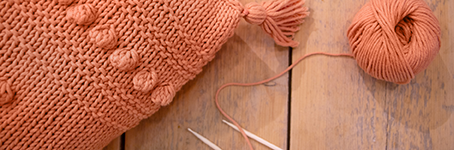 Kissen stricken: Wie geht das? Strickanleitungen, Inspiration und das Entwerfen Ihres eigenen Kissens