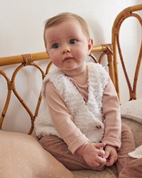 Garn- und Strickset für ärmellose Babyweste von Katia Nuvole