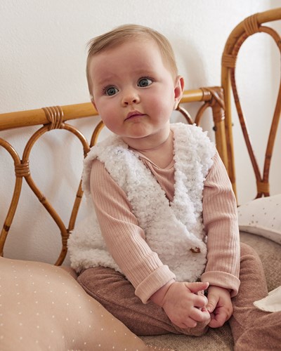 Garn- und Strickset für ärmellose Babyweste von Katia Nuvole