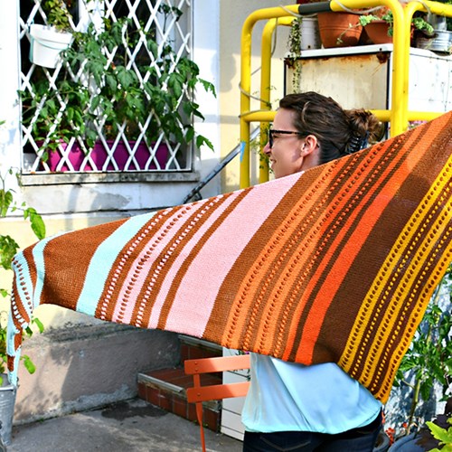 Strickanleitung Sweet Seventies Umschlagtuch