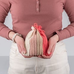 Yarn and Colors Ruffle Pouch Häkelpaket 041 Coral